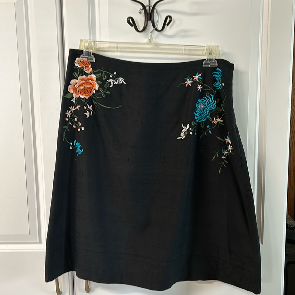 Peter Martin, Ladies silk skirt embroidered black by size 14. Fully lined. New